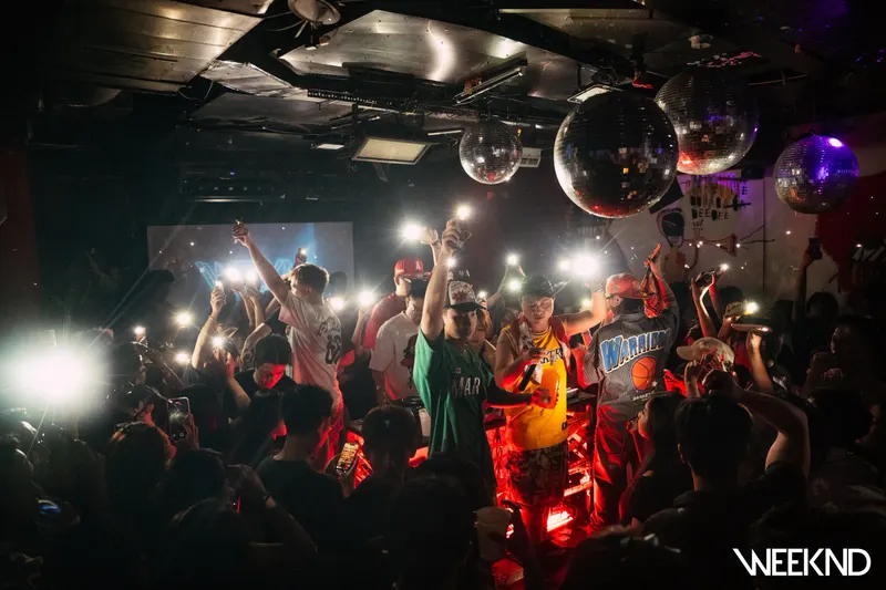 Quả cầu disco và hàng trăm ánh đèn điện thoại hướng về DJ booth
