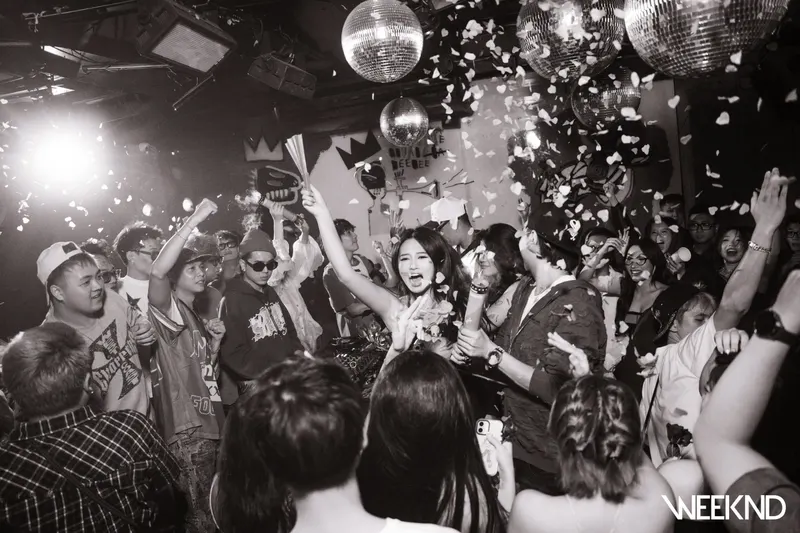 Khoảnh khắc đen trắng: quả cầu disco và mưa cánh hoa giấy
