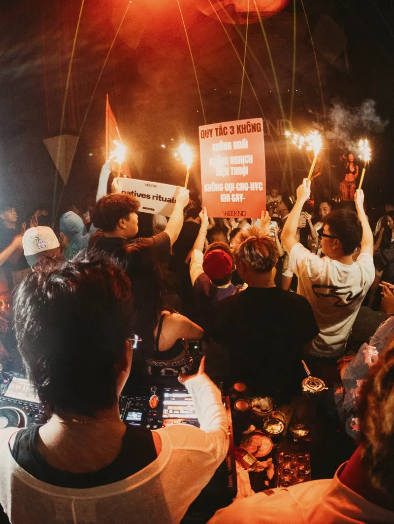 Pháo bông cầm tay và biển thông điệp của đêm NATIVES trên DJ booth